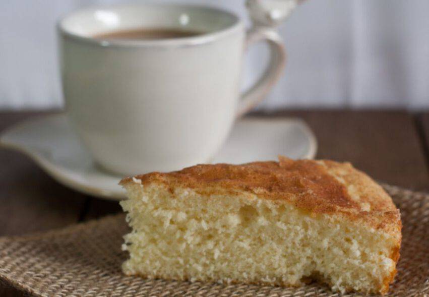 Merenda con pan di spagna e tazza di tè