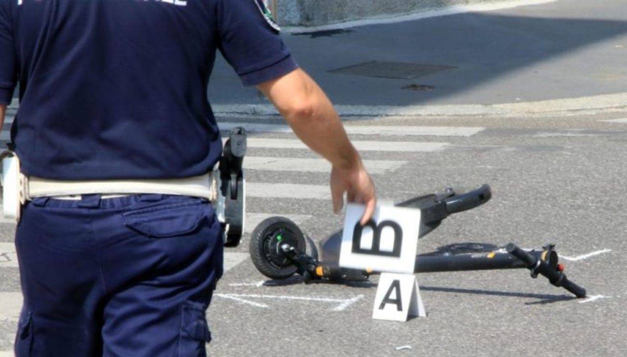 Una donna alla guida di un monopattino elettrico muore nello scontro con un tir