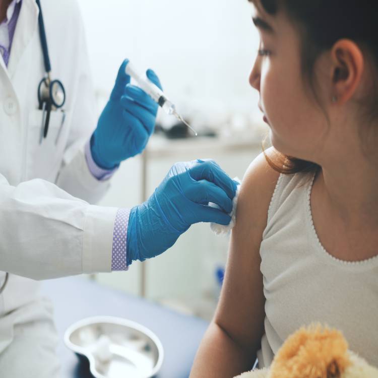 Bambina che si vaccina