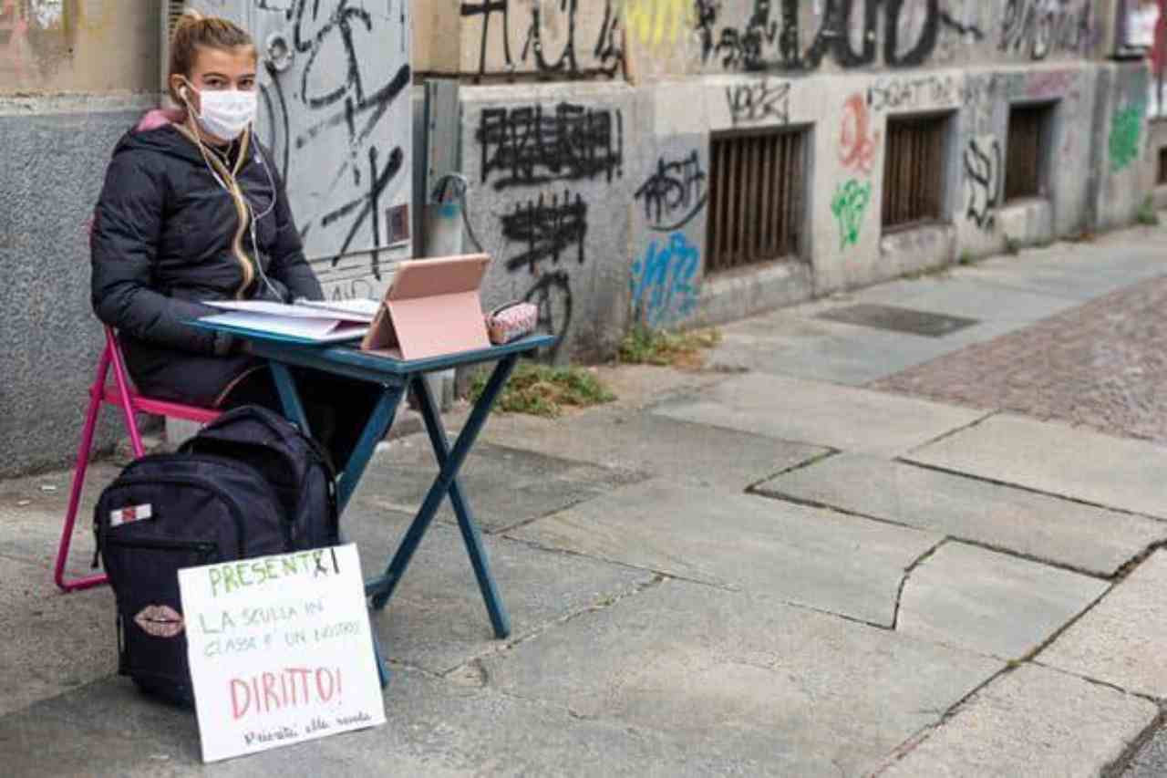 ragazzina su un banco