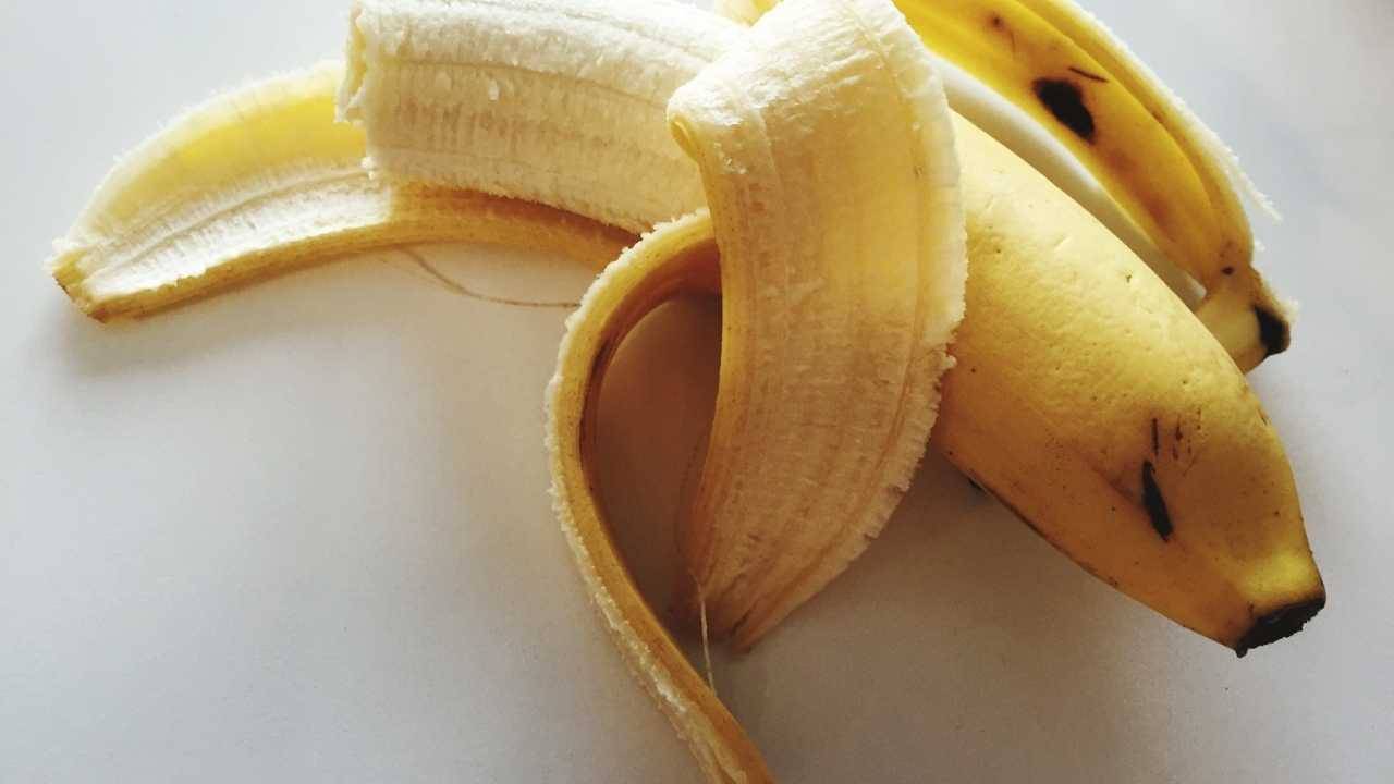 buttare via bucce banana