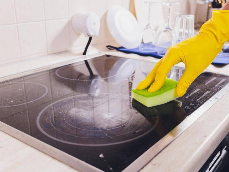 pulizia denti dentifricio