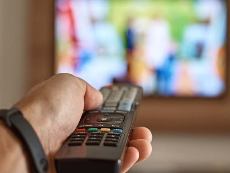 quanto costa televisione accesa