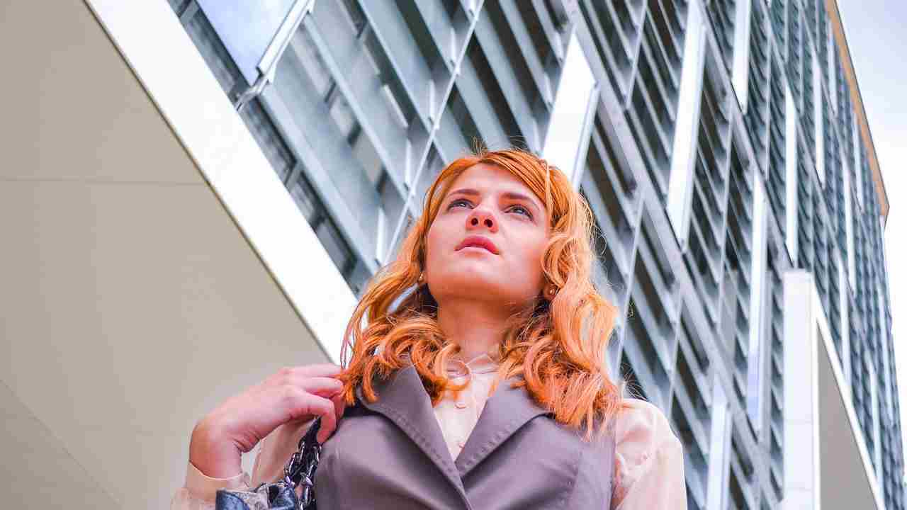 Donna manager lascia Milano