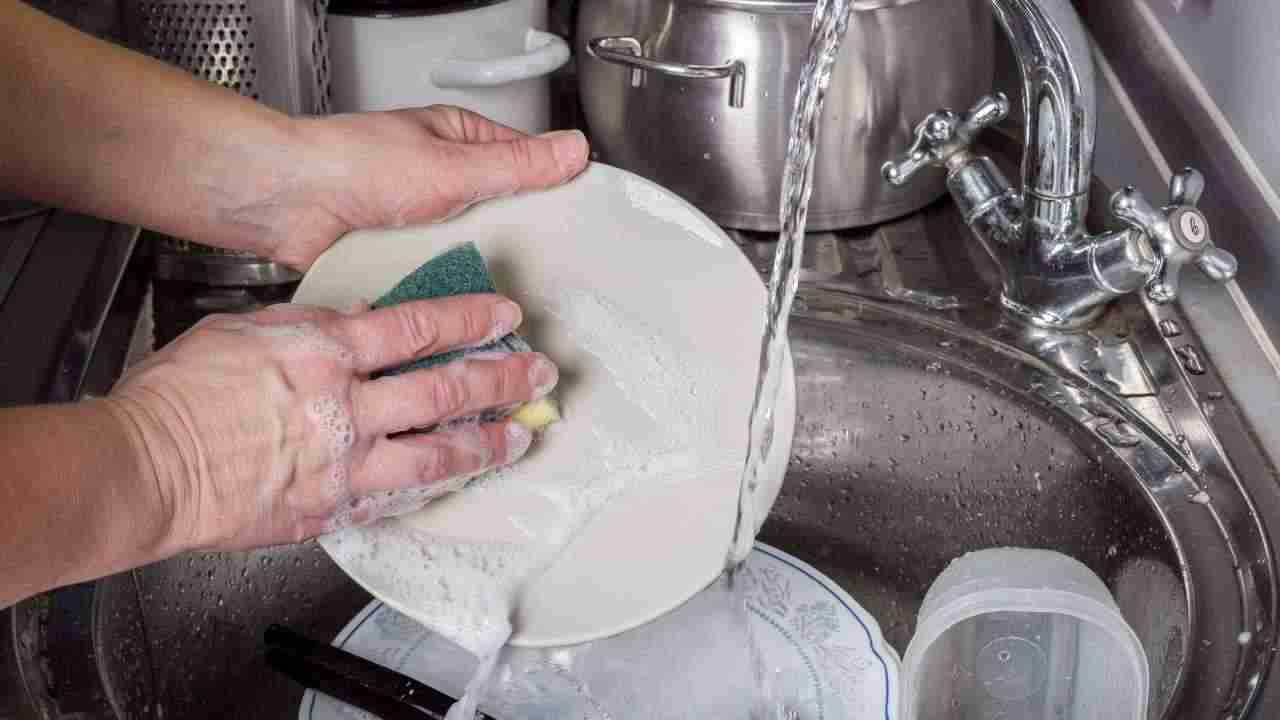 lavare piatti mano