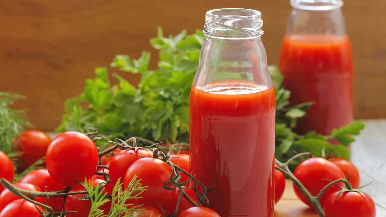 bottiglie passata di pomodoro lavaggio