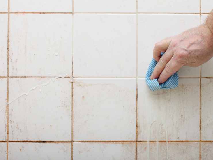 pulire piastrelle bagno