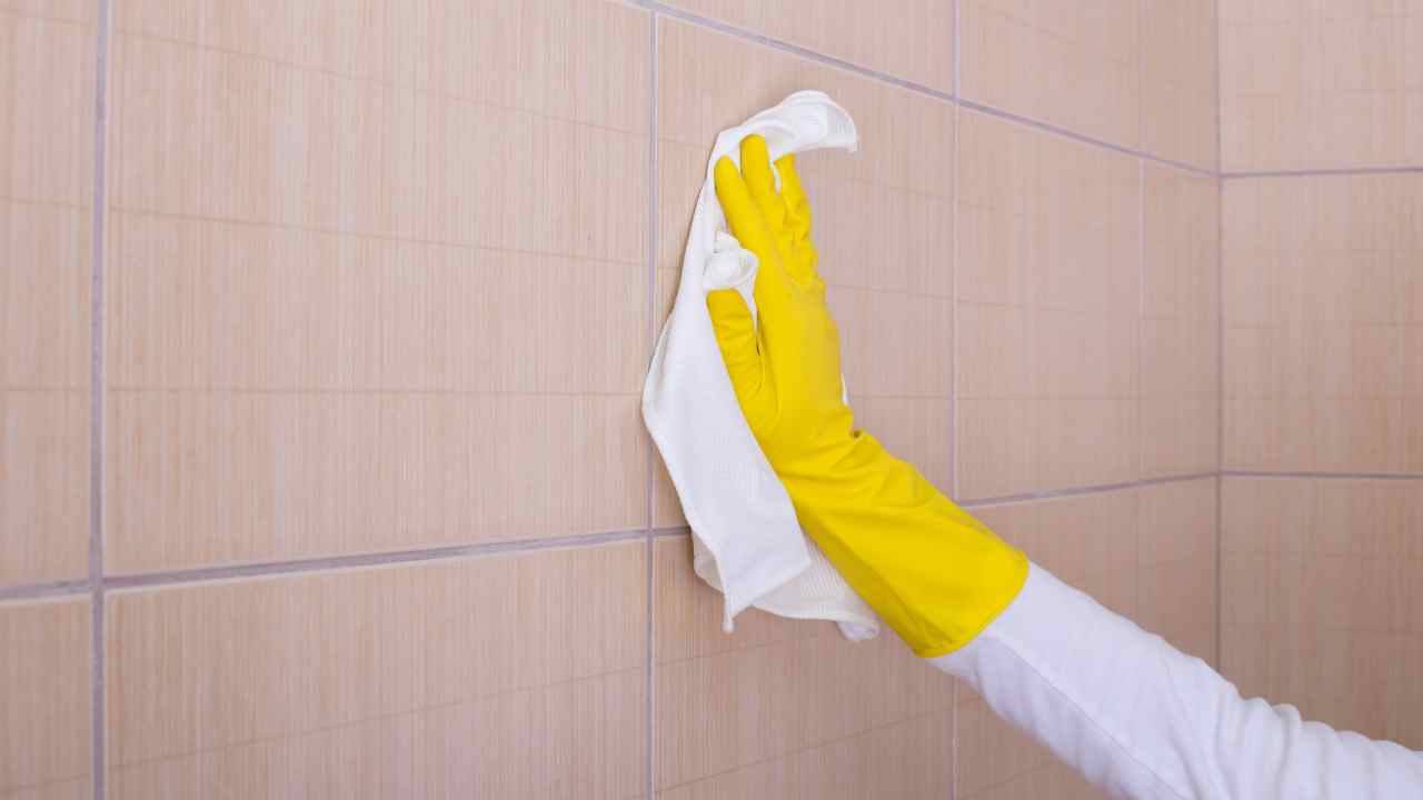 pulire piastrelle bagno