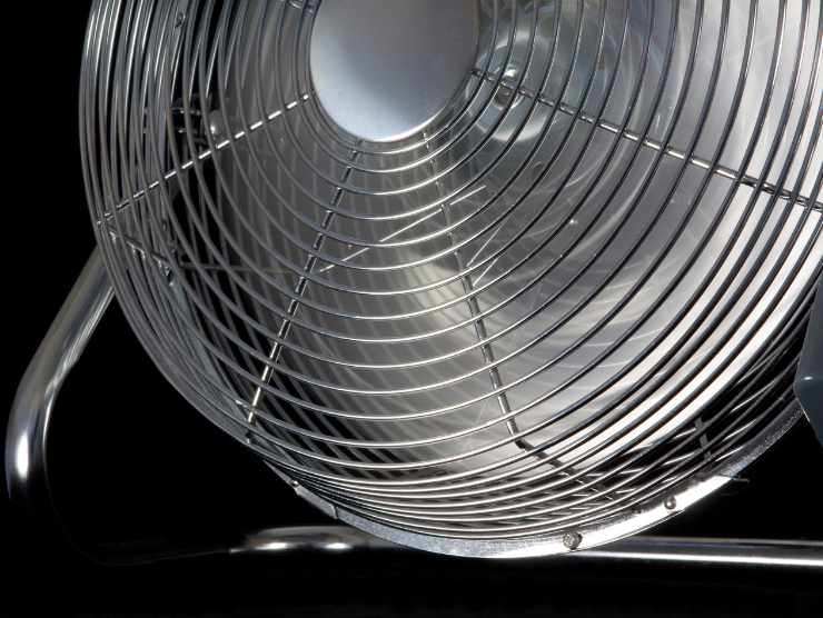 ventilatore acceso panni