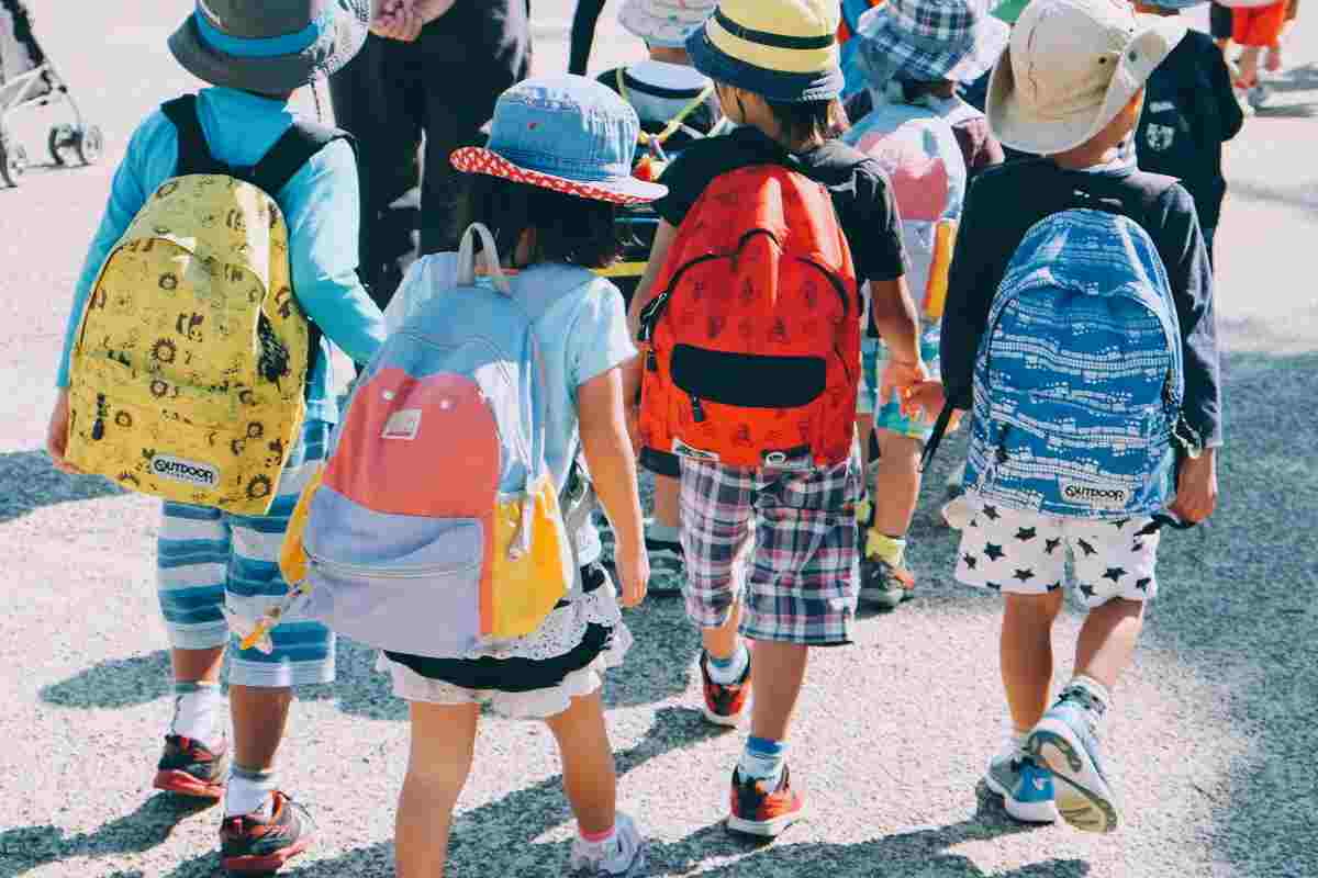 Bambini con zainetti