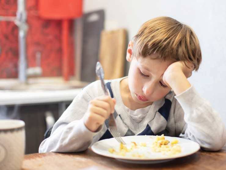 bambino mangia poco