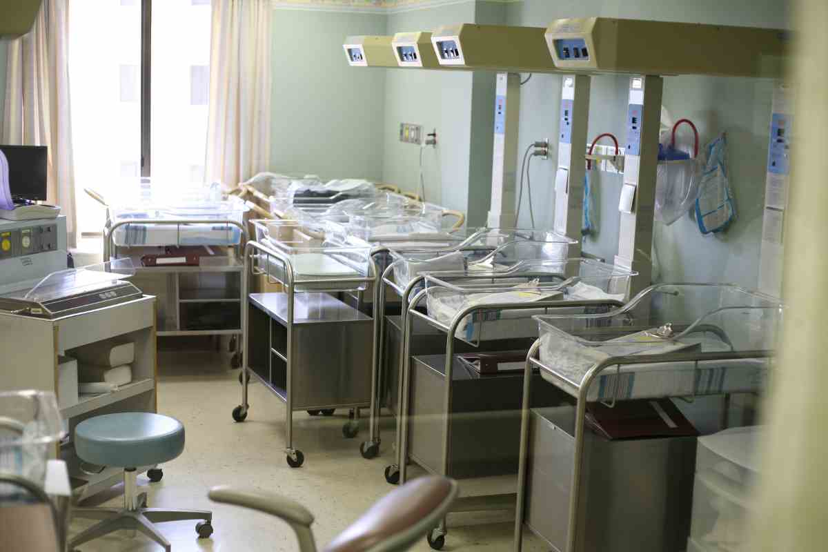 neonato morto soffocato ospedale pertini roma protesta
