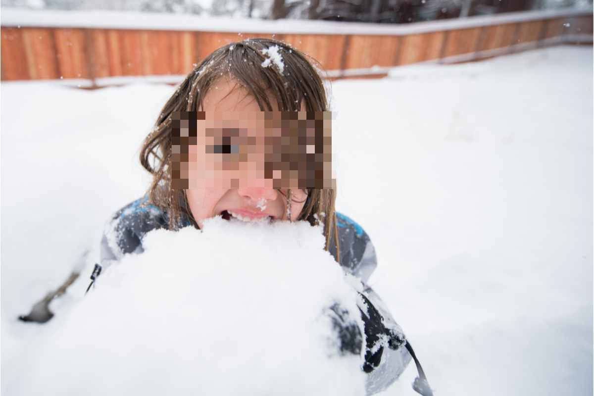 Bambino mangia la neve