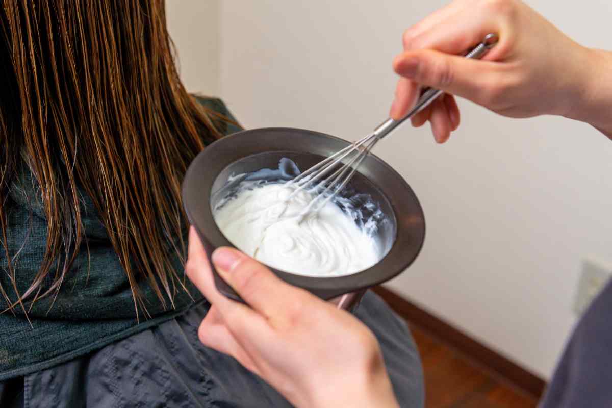 Eliminare le macchie di tinte per capelli dai tessuti è possibile con i rimedi della nonna