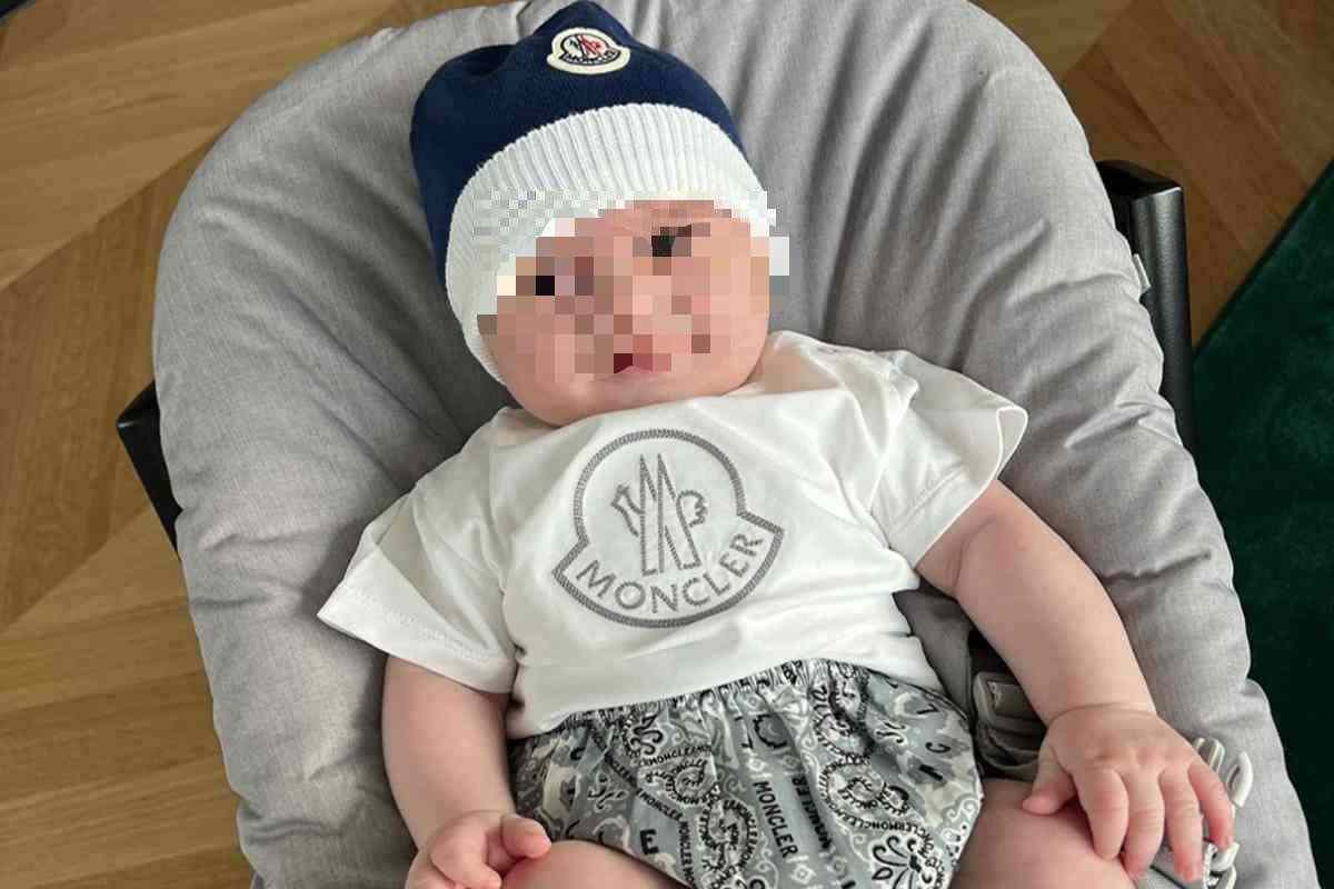 Il piccolo Thiago con il nuovo cappellino e i calzini