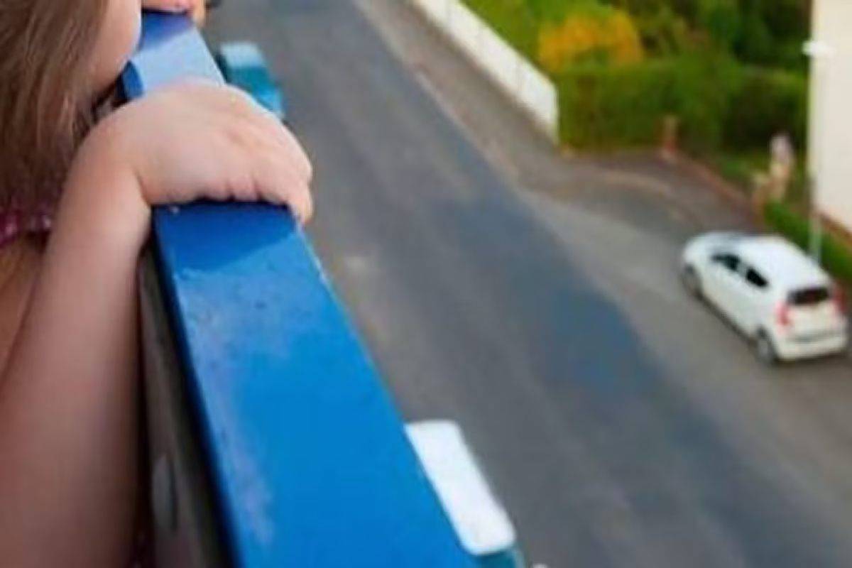 Bimbo cade dal balcone nel leccese: vivo per miracolo
