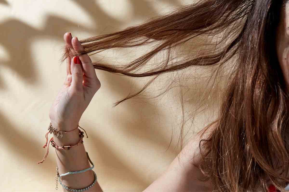 toccarsi i capelli significato psicologico