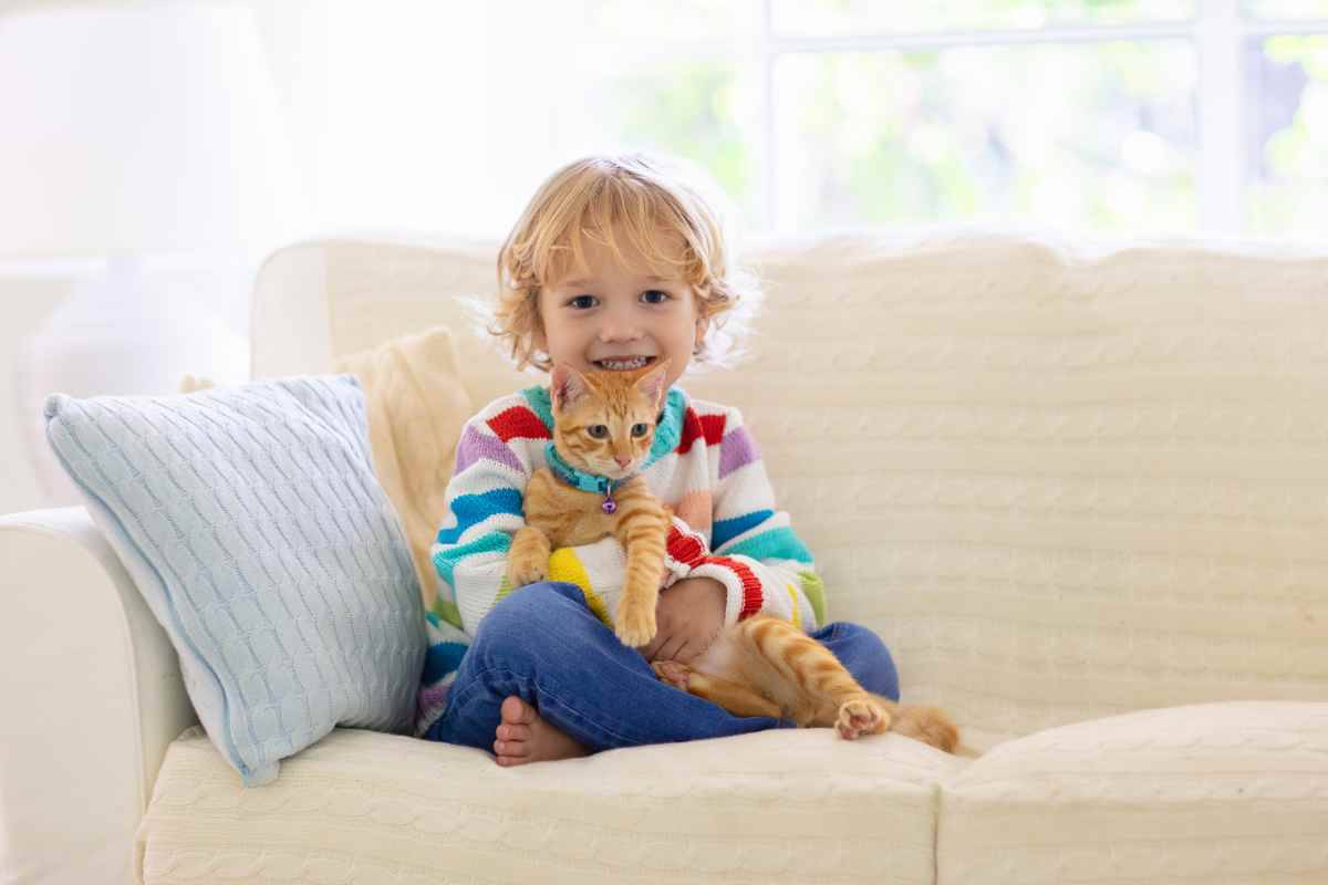 bambini felici con animali in casa