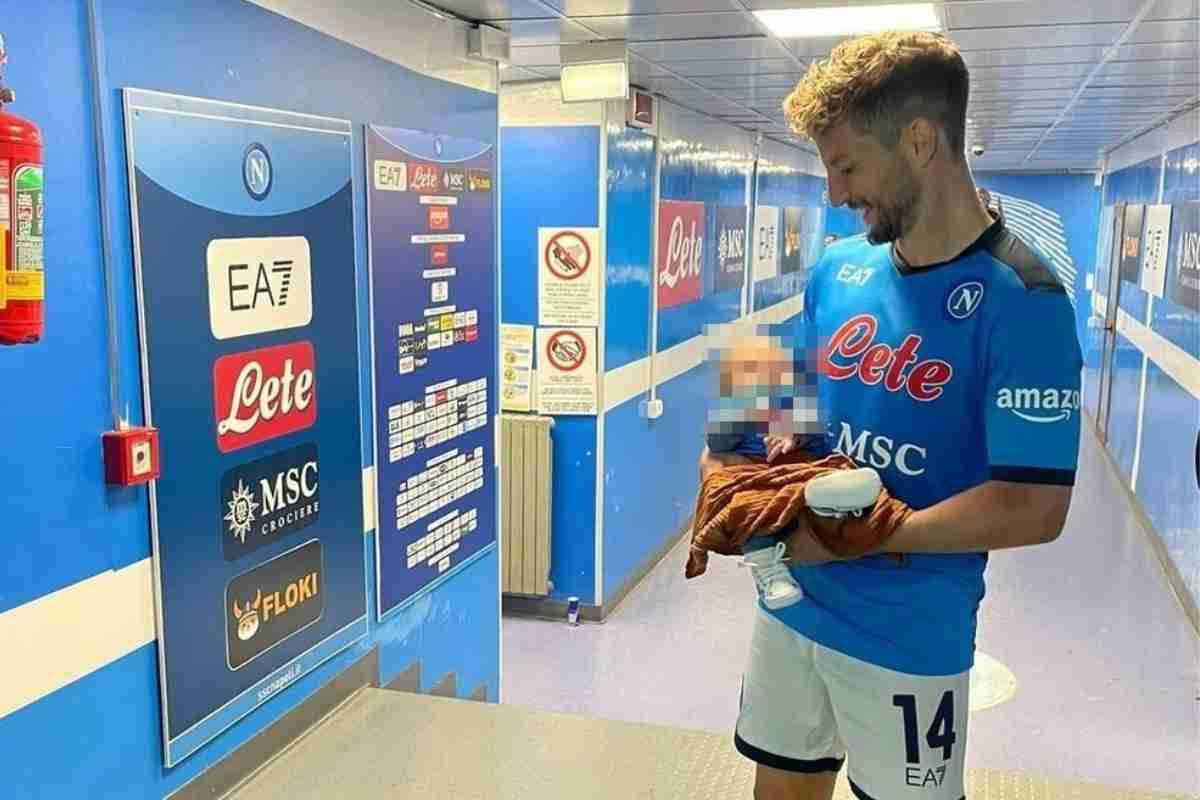 Mertens celebra suo figlio