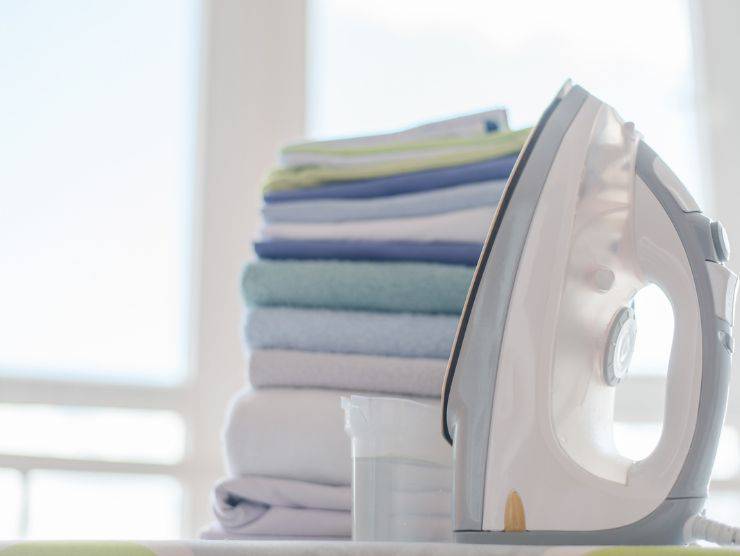 piastra ferro da stiro trucco pulizia