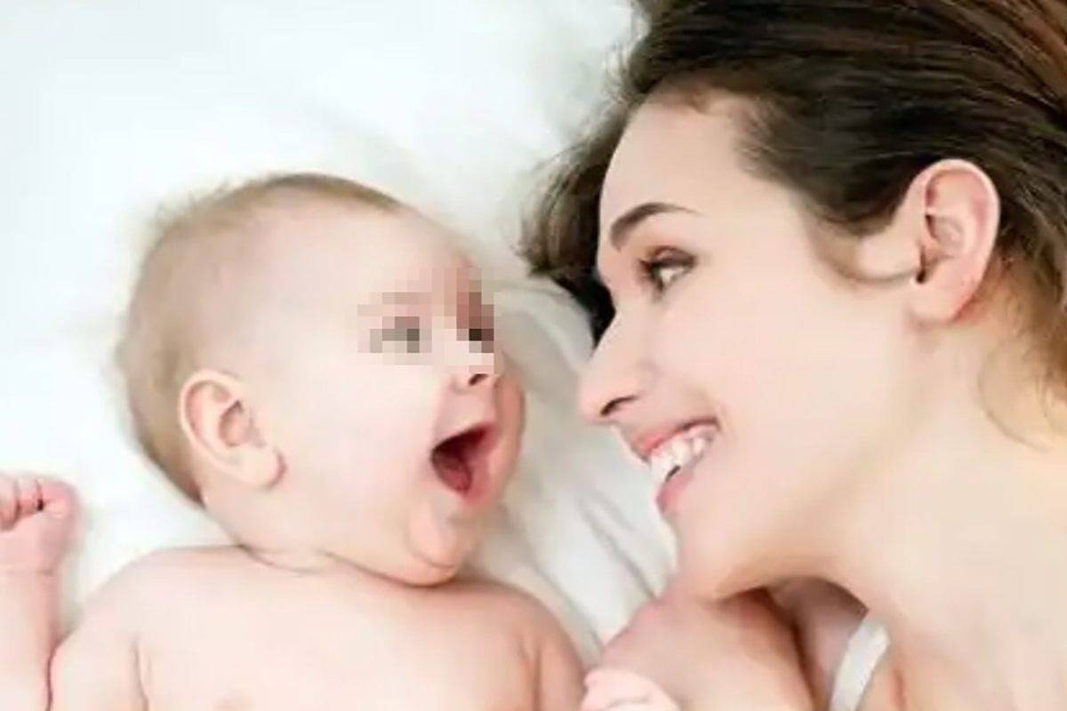 Mamma neonato espressioni facciali