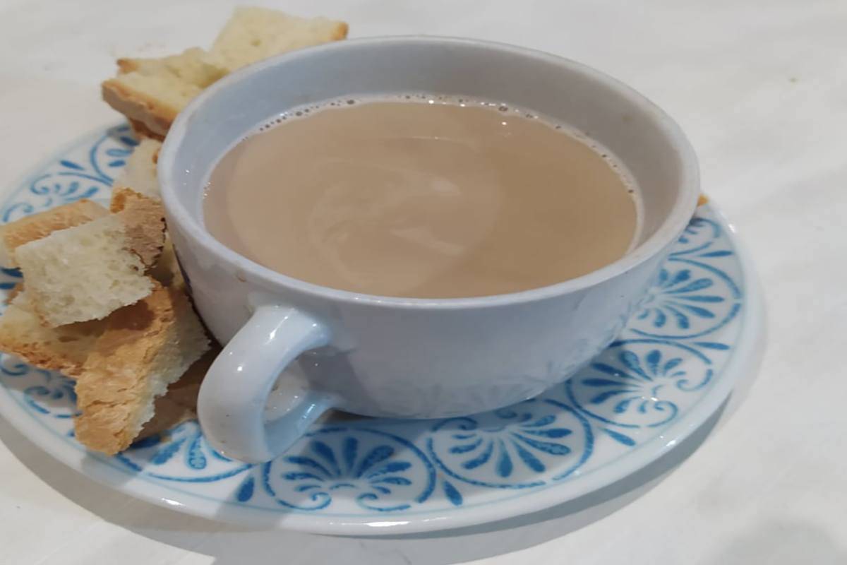 Zuppa di latte con caffè e pane raffermo