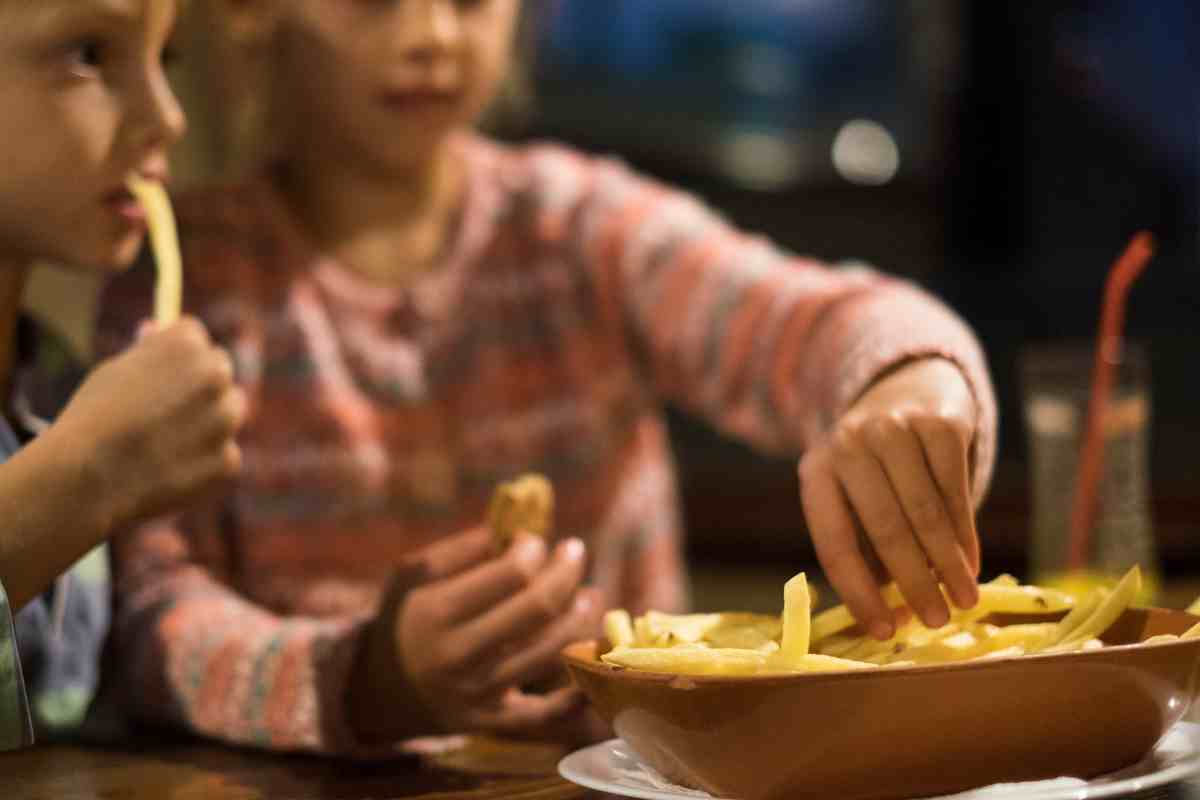 Ecco quali sono i rischi derivanti dal mangiare patatine fritte