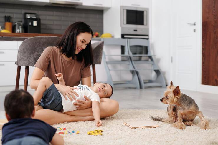 mamma e bimbi con il cane