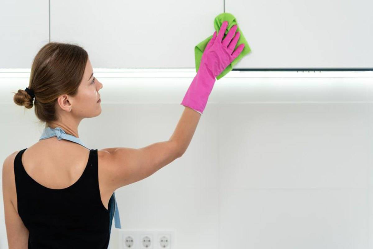 Pulire mobili opachi