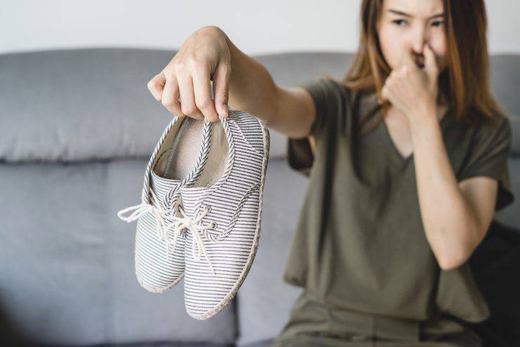 Togliere gli odori cattivi dalle scarpe