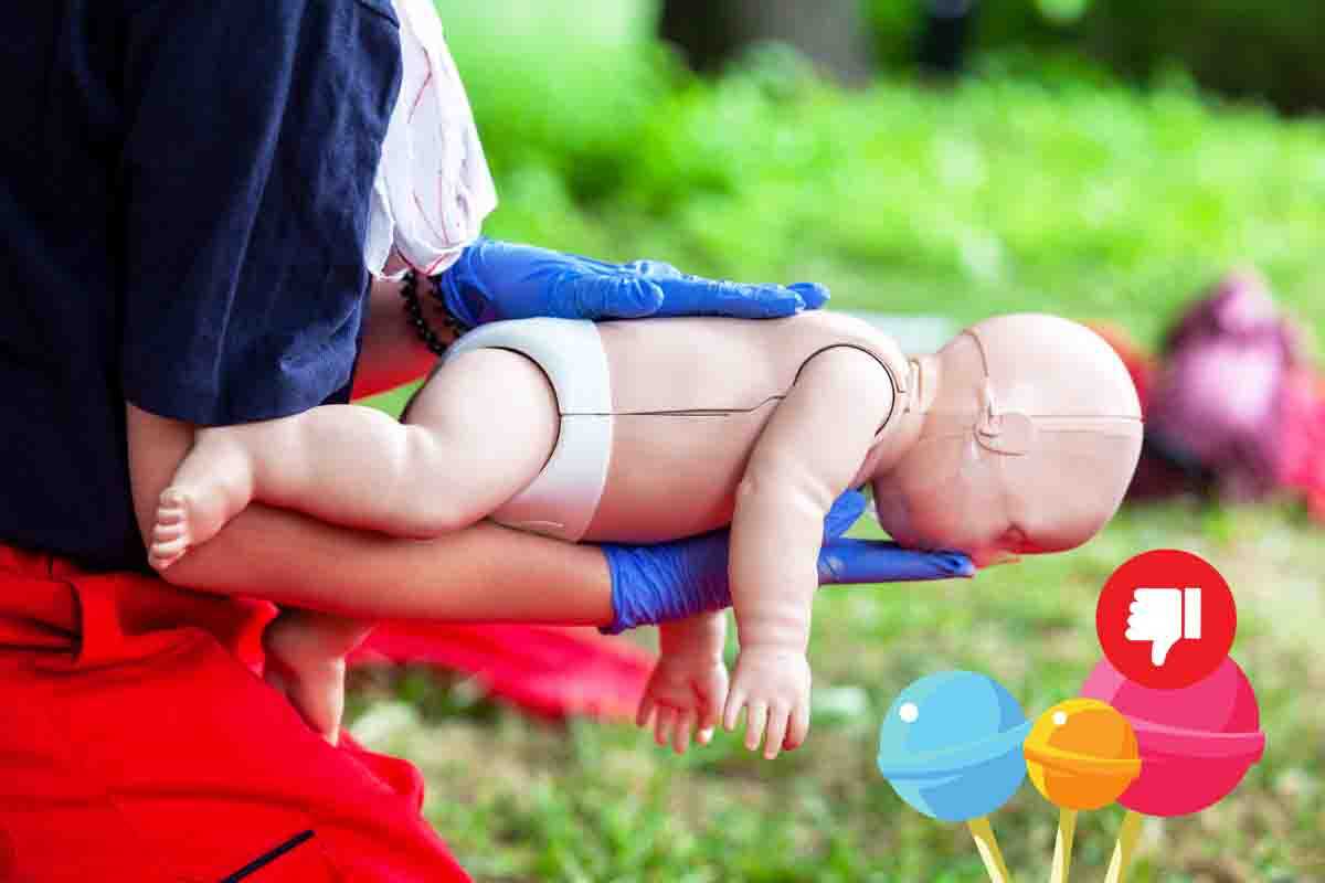 Soffocamento del bimbo: la procedura che i genitori devono conoscere