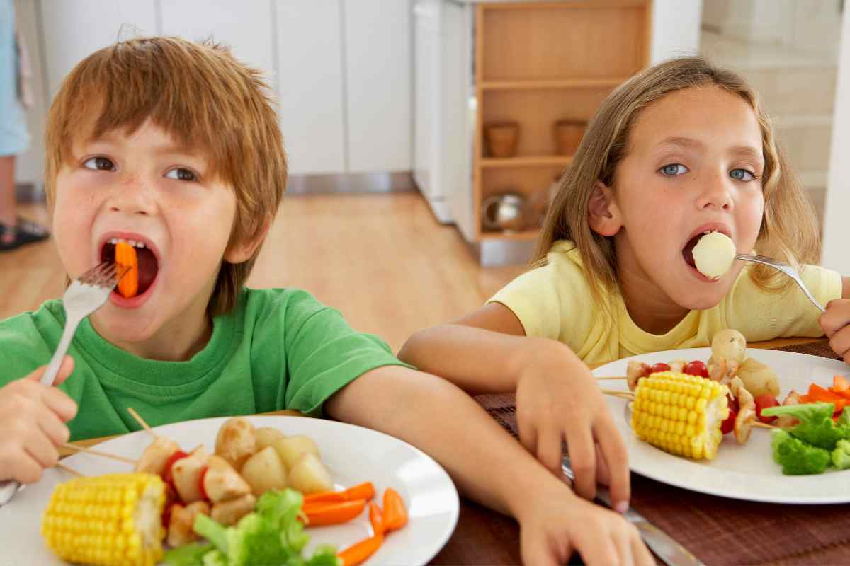 I rischi per i bambini che mangiano veloce