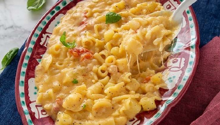 Pasta patate e provola cremosa ricetta