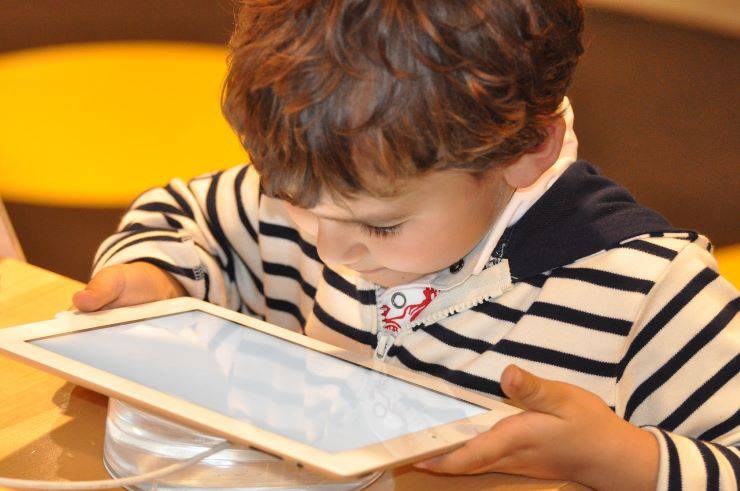 allarme bambini rischi social media