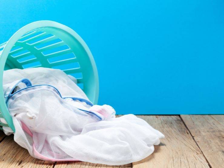 eliminare abiti sporchi in giro