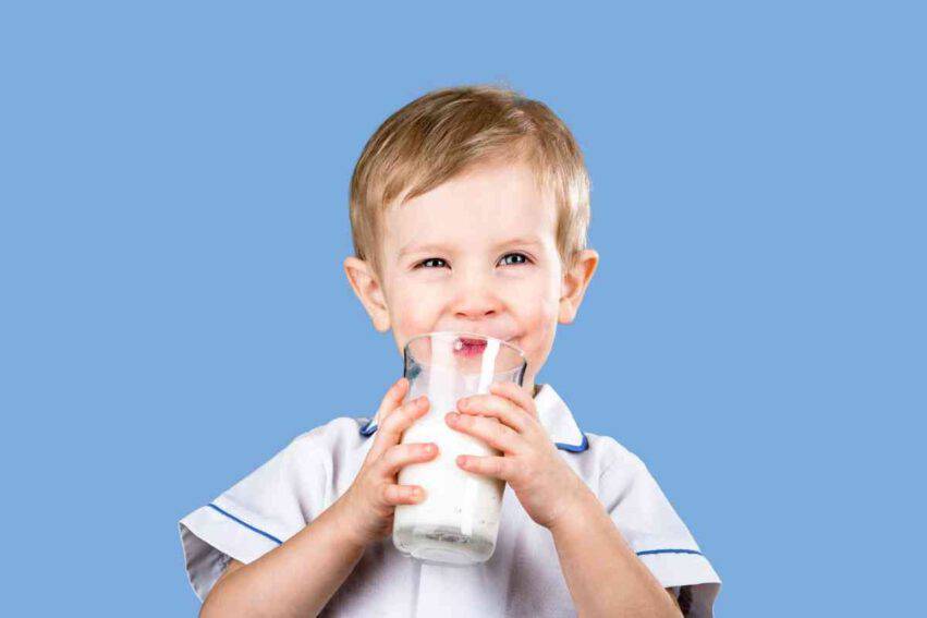 bambino beve latte di mandorla