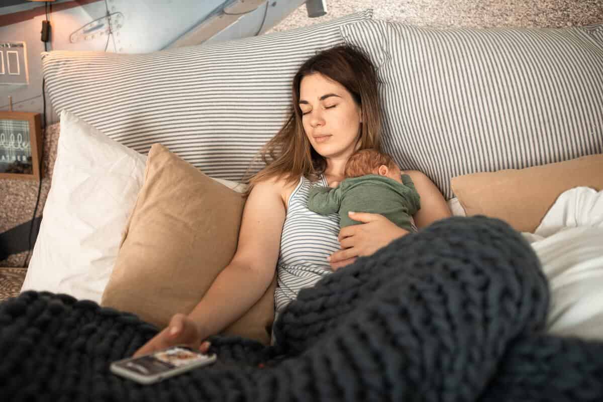 neonato dorme con la mamma