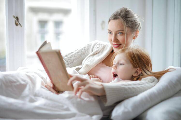 Mamma che legge alla figlia