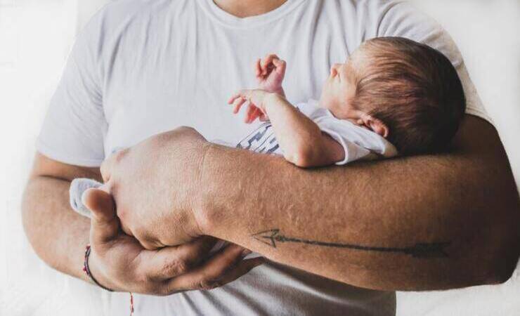 papà e figlio che dorme