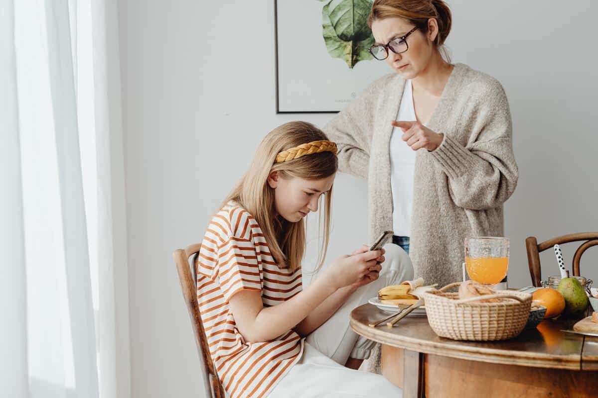 adolescente al telefono