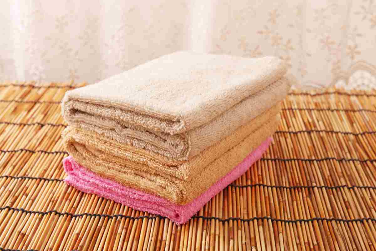 pulire casa trucco asciugamano