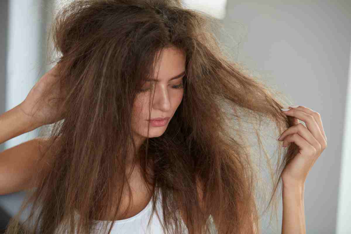 Gli errori che rendono i capelli danneggiati, sfibrati e pieni di doppie punte