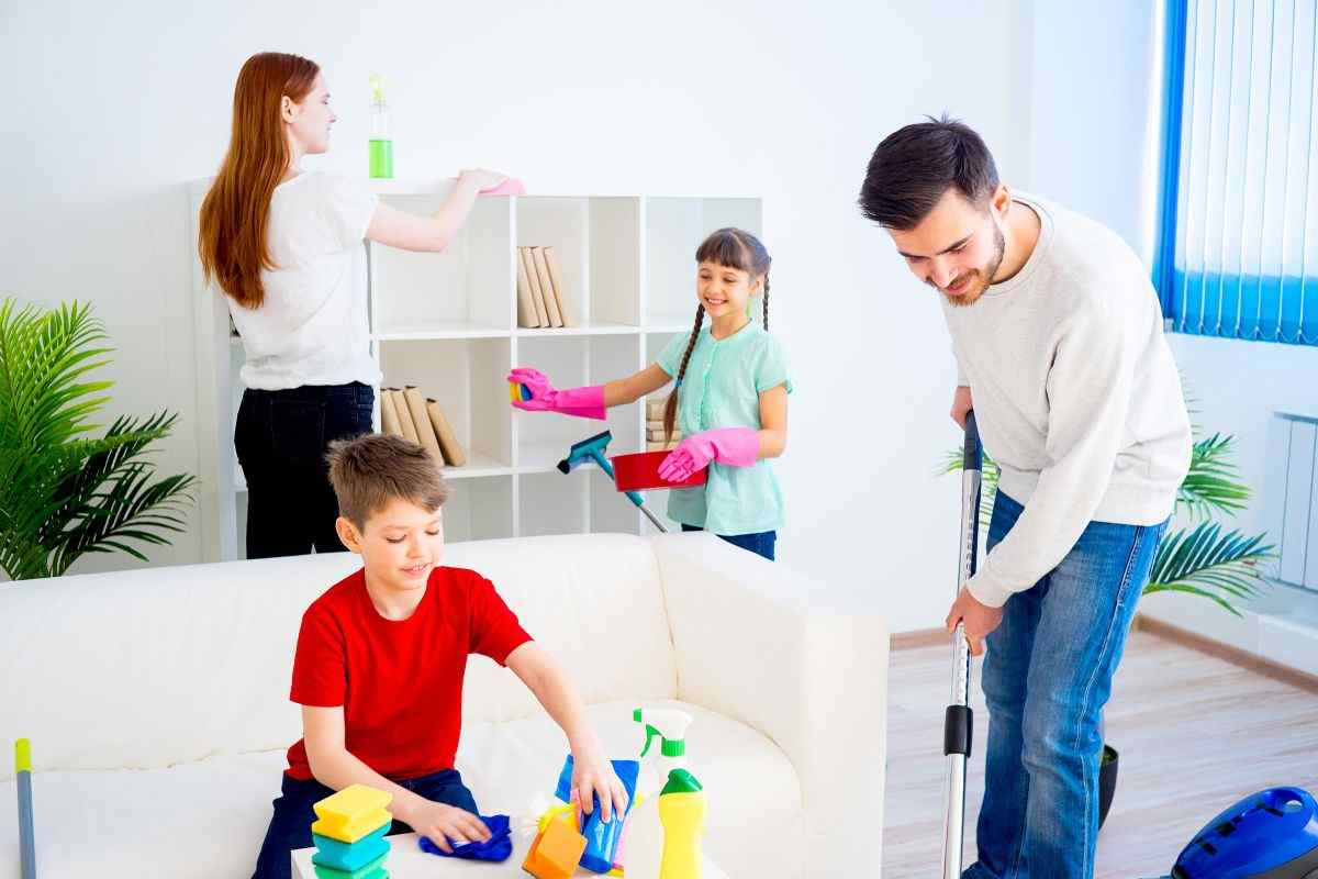 bambini aiutano pulizie