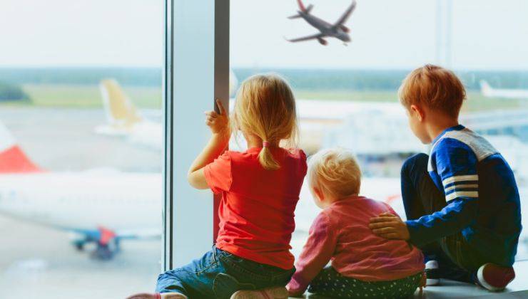 i minorenni possono viaggiare in aereo da soli?