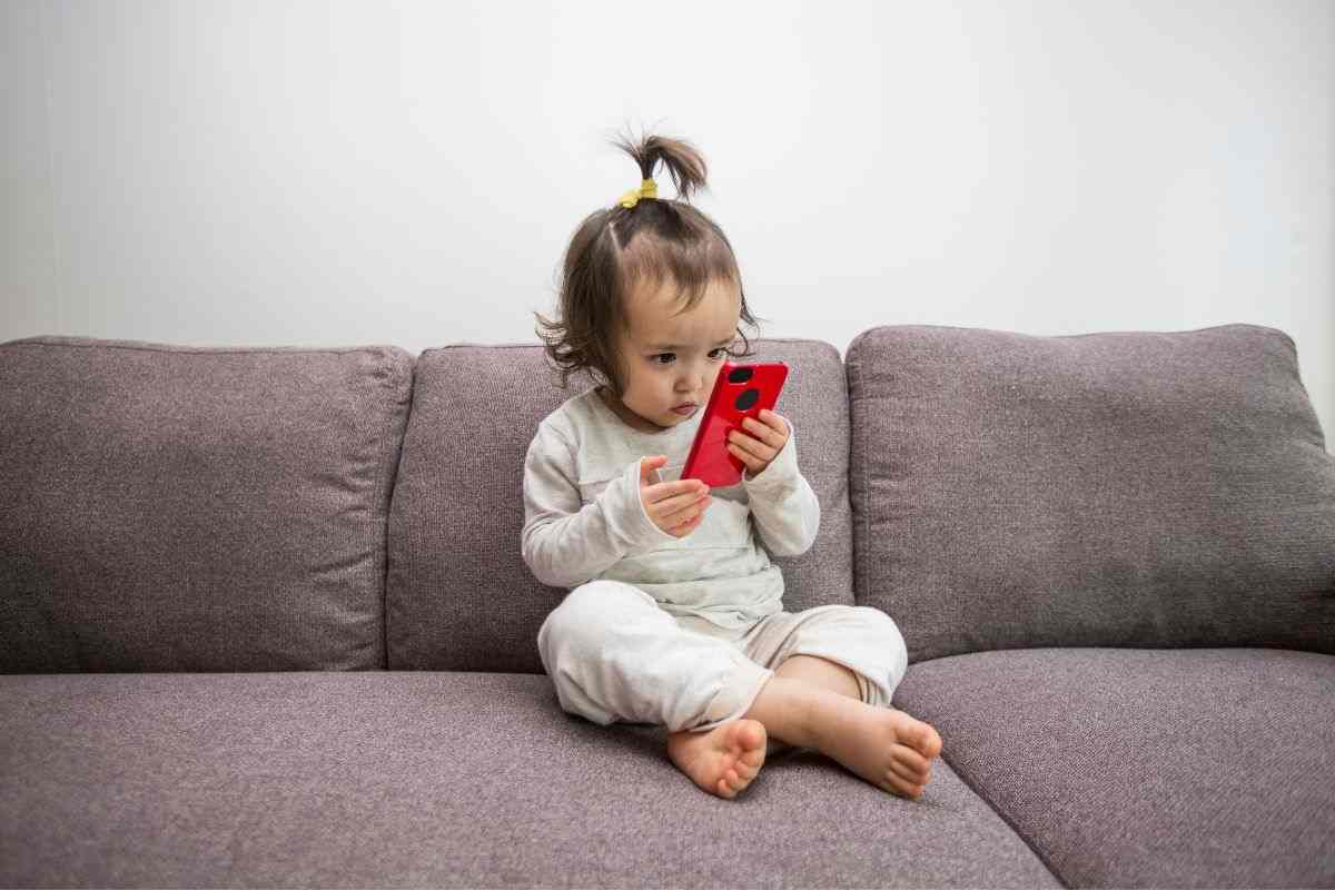 Cellulari e tablet ai bambini: la scoperta non lascia dubbi