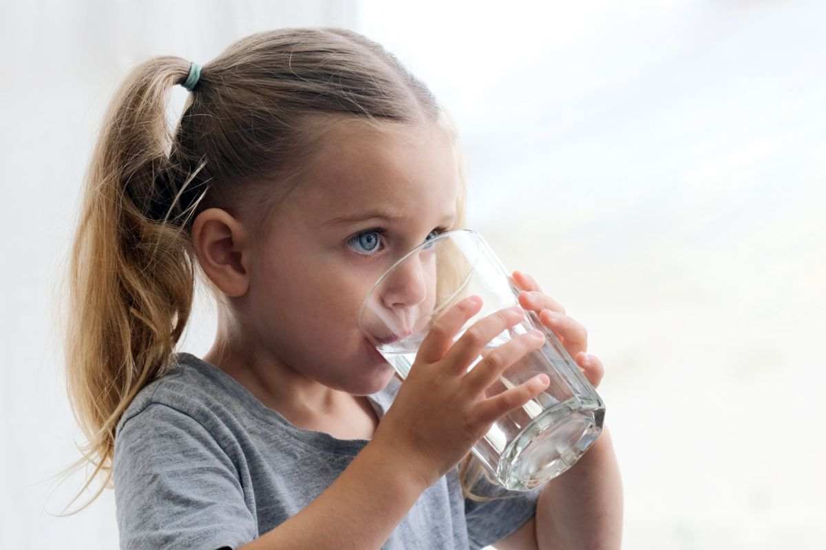bambini bevono tanta acqua: qual è il motivo?