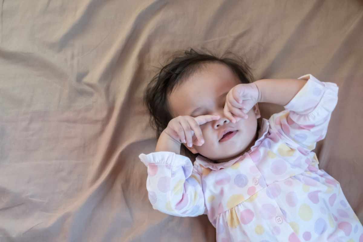 bambina sveglia sonno