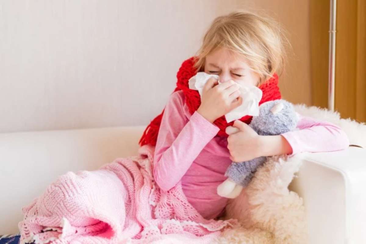 Bambina raffreddata in casa