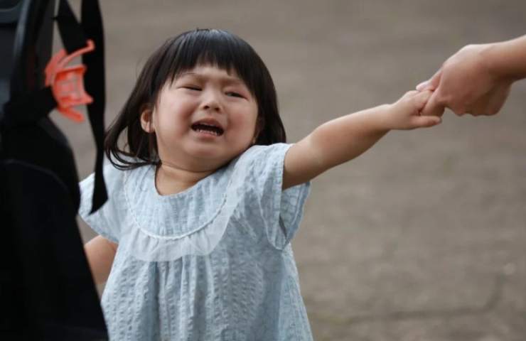 Bambina piange per non andare a scuola 