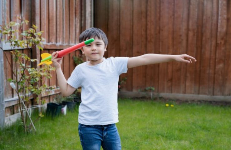 bambino lancia un gioco 